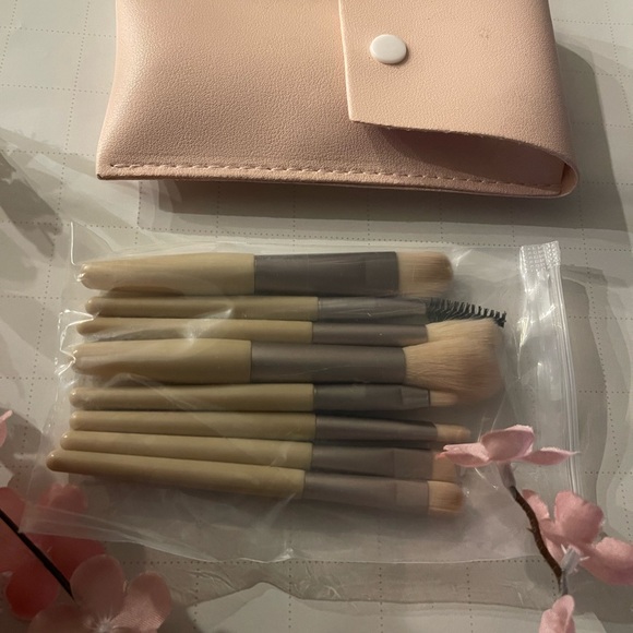 New Makeup 8 Brush Set in Cotton Candy Pink Case - Perfect Mother’s Day Gift 🍑 - Picture 3 of 6